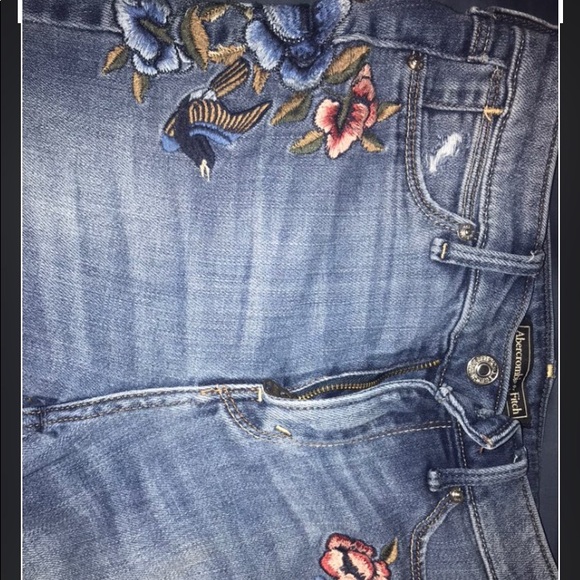 Abercrombie & Fitch Denim - Embroidered cropped jeans